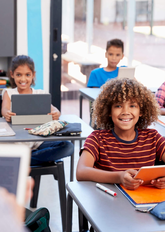 Gemotiveerde leerlingen die quizzen spelen op school